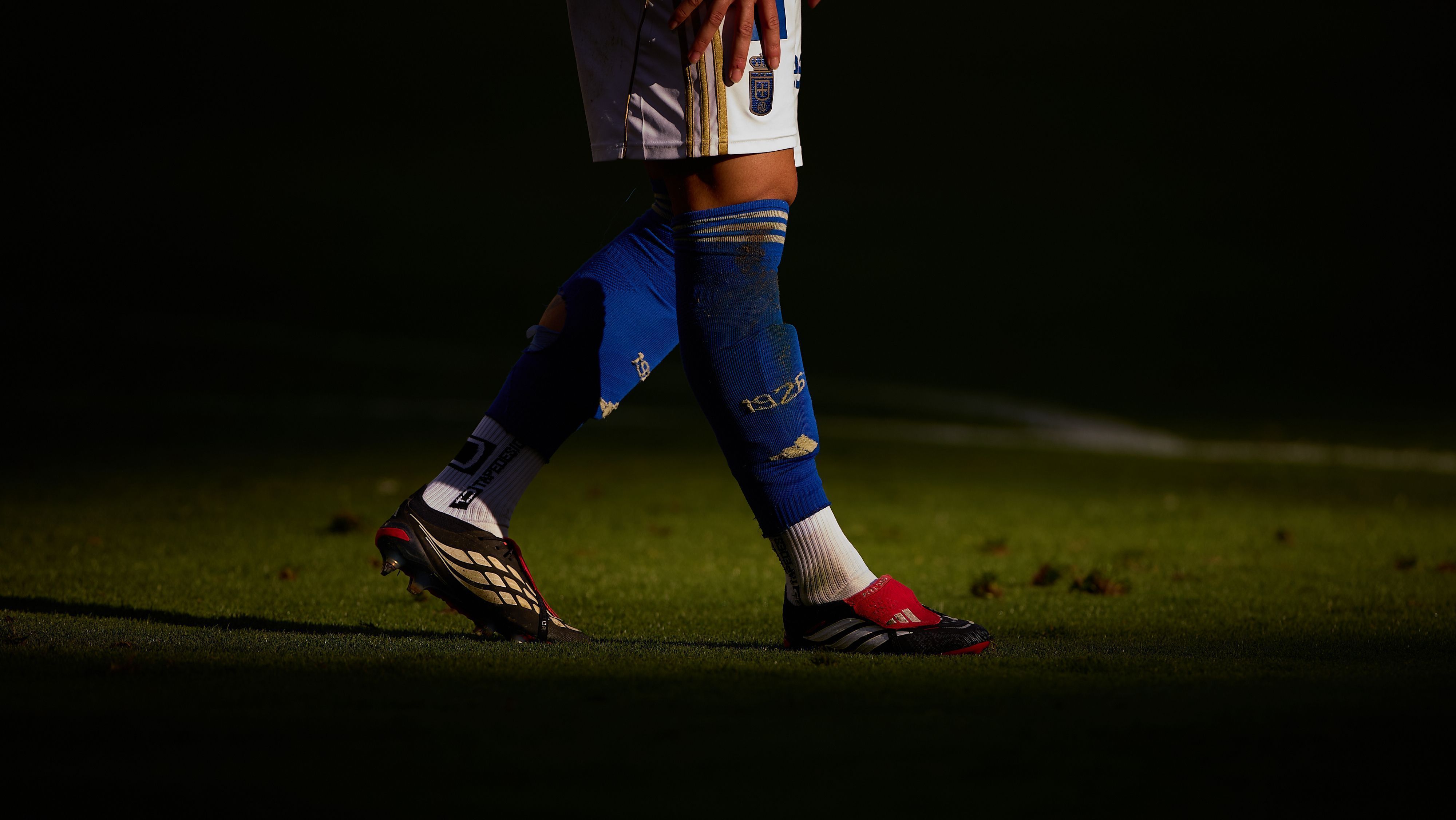 Detalhe das chuteiras de David Costas, do Real Oviedo, durante a partida da LaLiga contra o Betis