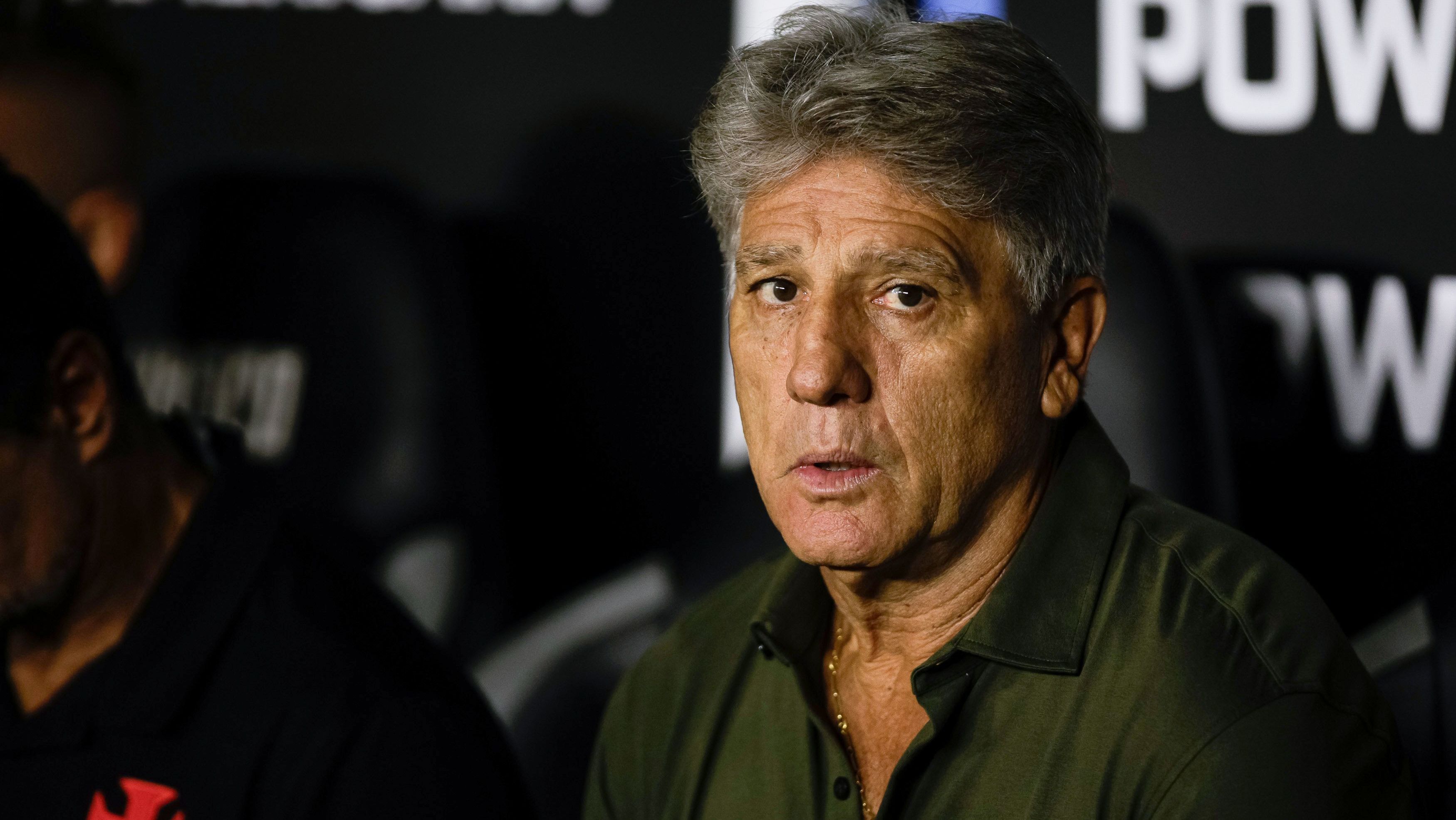 Renato Gaúcho, técnico do Vasco, no banco de reservas de São Januário