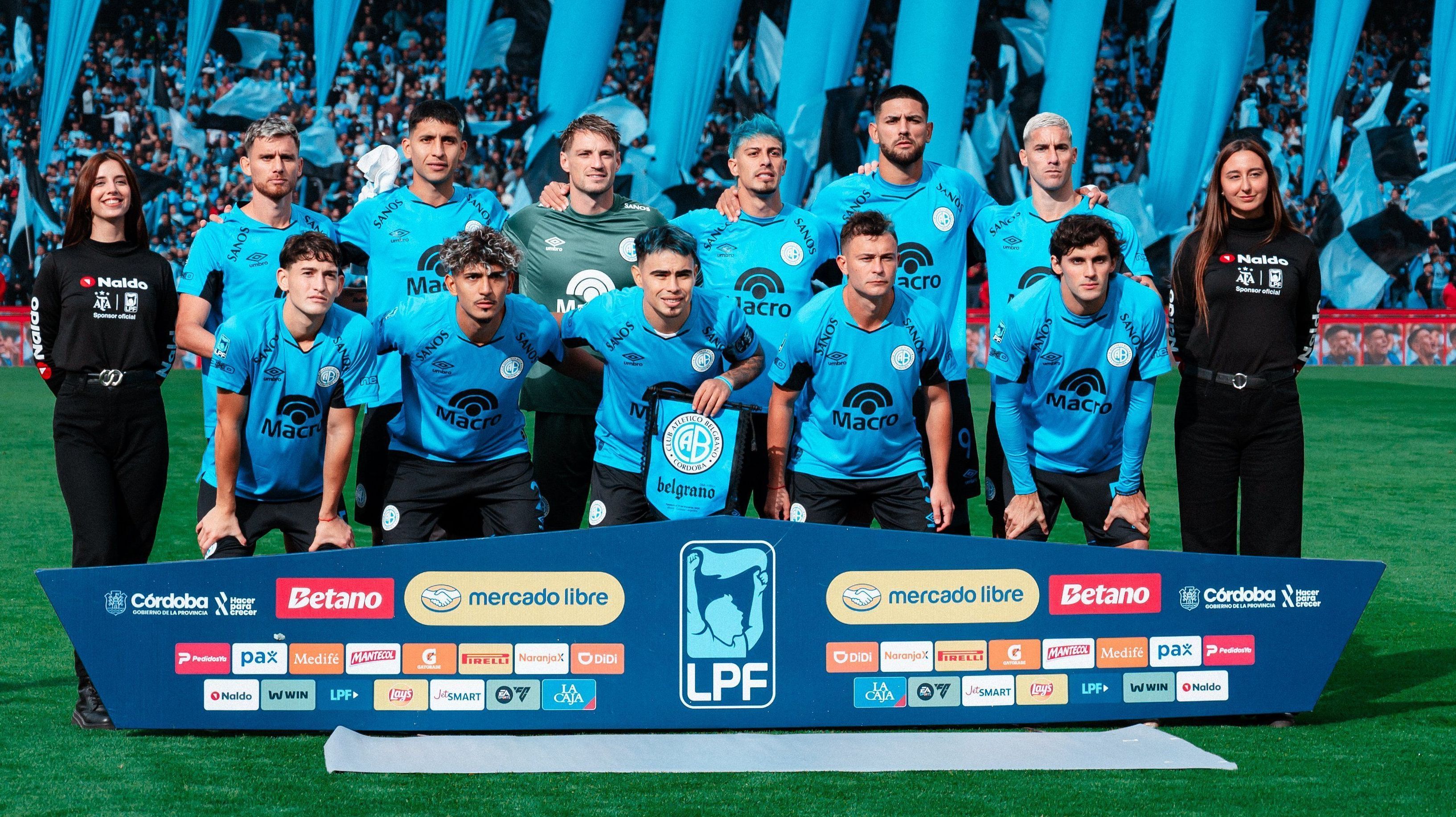 Rigoni (de pé, com o cabelo azul) e Santiago Longo (segundo da dir. para a esq.) foram campeões argentinos pelo Belgrano