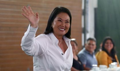 Keiko Fujimori, candidata à presidência pelo partido Força Popular, cumprimenta pessoas no tradicional café da manhã que antecede a eleição presidencial, em 12 de abril de 2026, em Lima, Peru