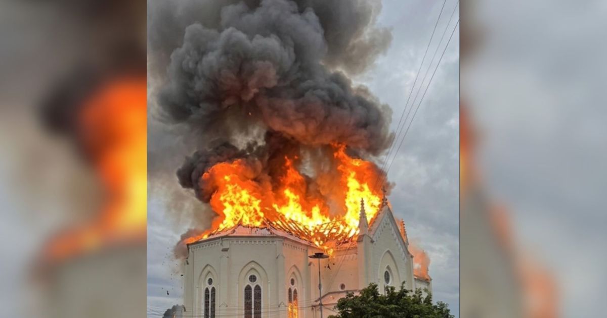 Igreja centenária é consumida por incêndio no Rio Grande do Sul