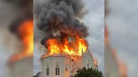 Igreja centenária é consumida por incêndio no Rio Grande do Sul