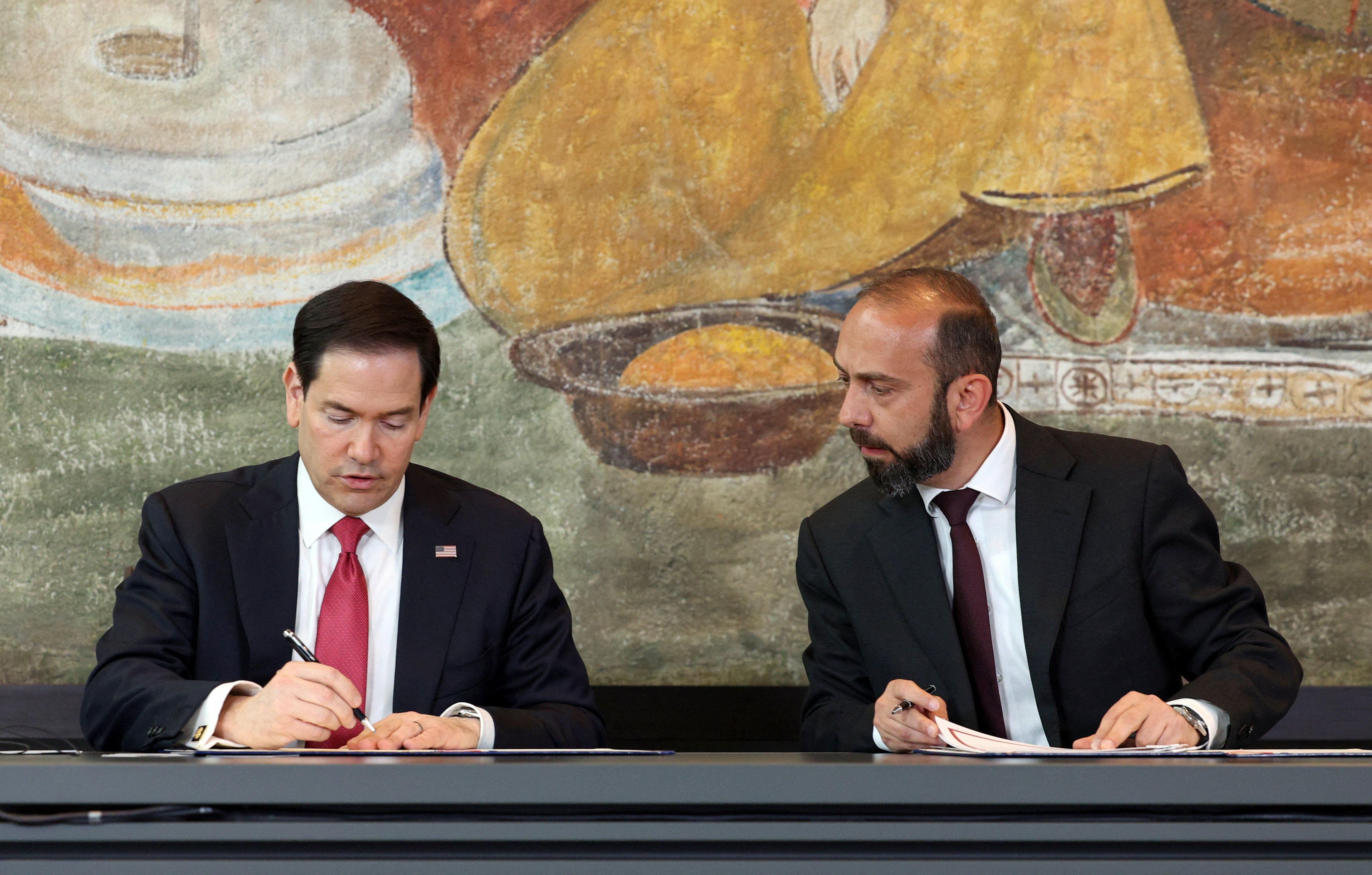 Secretário de Estado dos EUA, Marco Rubio, e o ministro das Relações Exteriores da Armênia, Ararat Mirzoyan