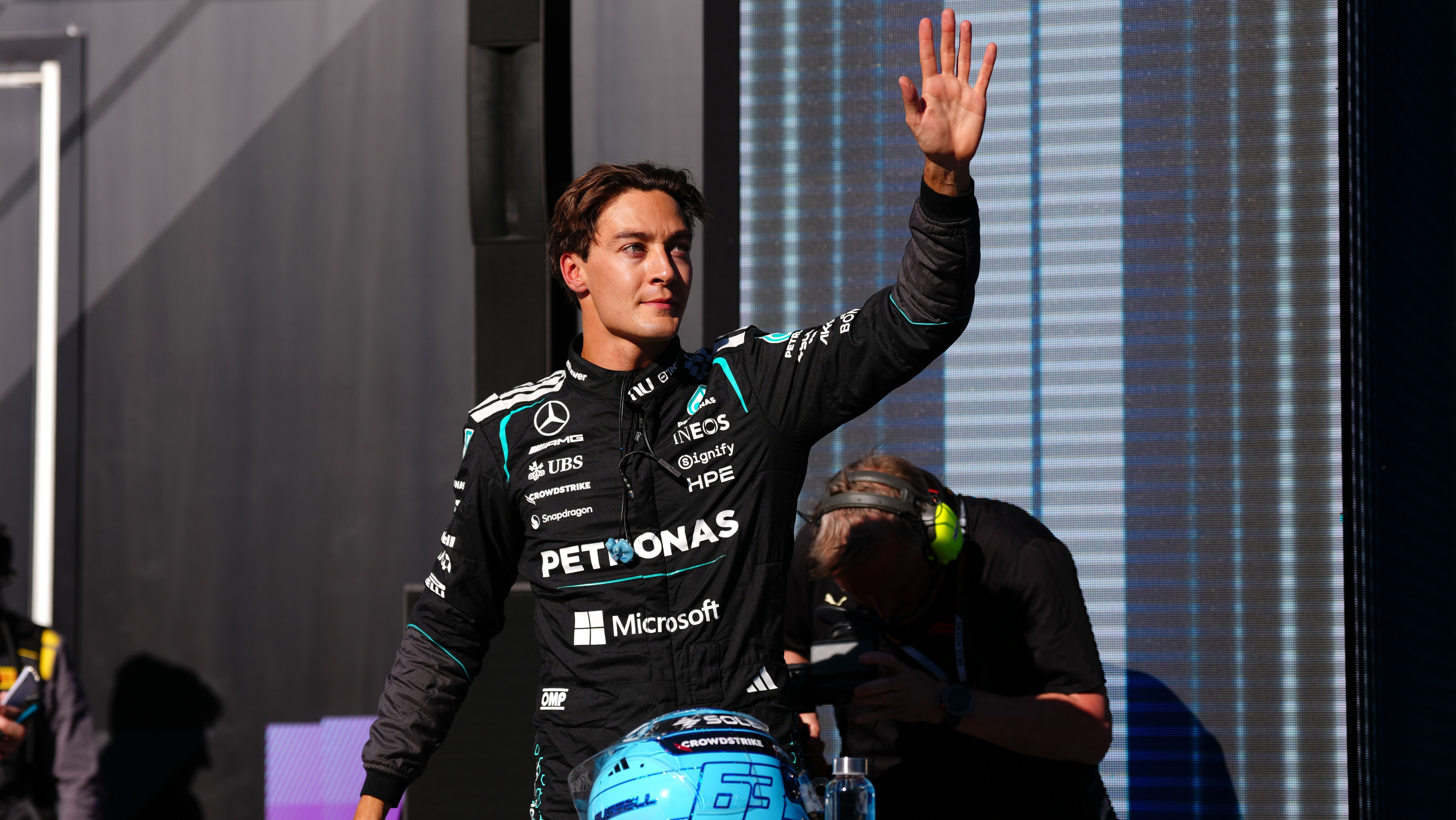 George Russell, piloto da Mercedes, celebrando a pole position da corrida sprint do GP do Canadá de Fórmula 1