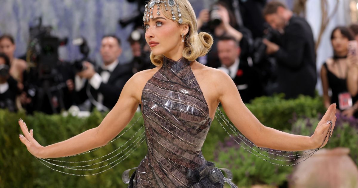 Sabrina Carpenter traz retrô ao Met Gala com rolos de filme de 1954; veja