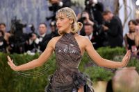 Sabrina Carpenter traz retrô ao Met Gala com rolos de filme de 1954; veja