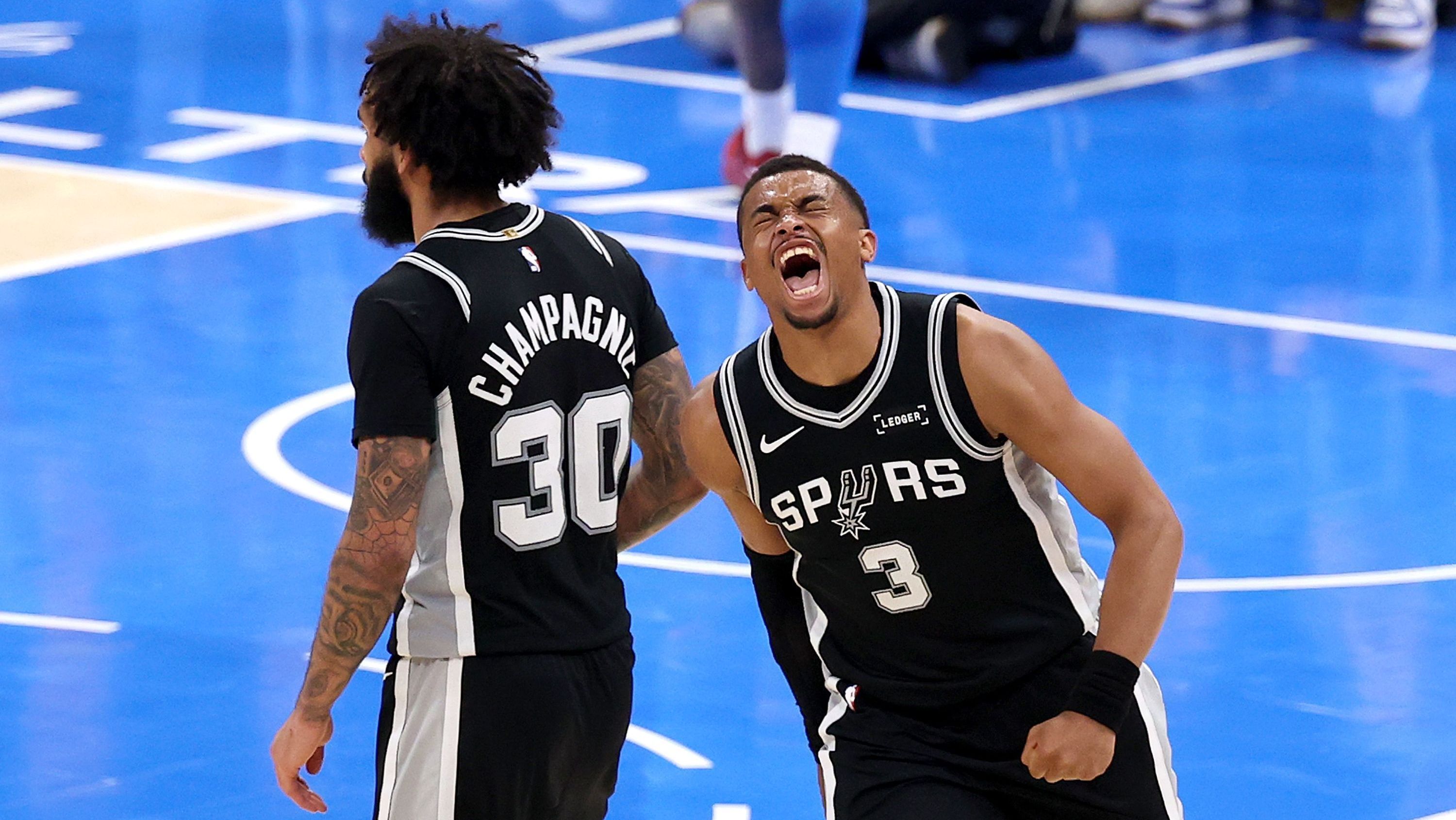 Keldon Johnson, do San Antonio Spurs, celebrando a vitória sobre o Oklahoma City Thunder, pelo jogo 7 da final da Conferência Oeste da NBA