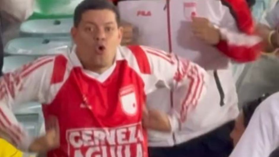 Torcedores do Santa Fe imitaram macaco para torcedores do Corinthians
