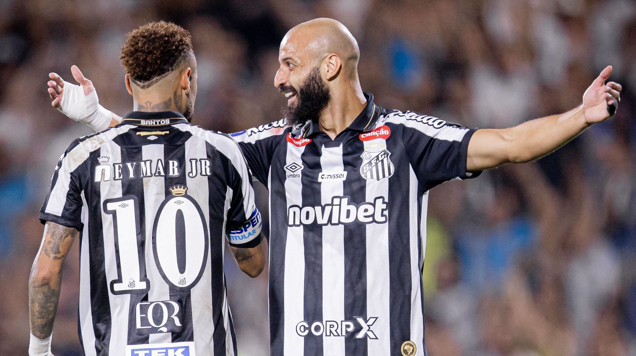 Neymar e Taciano no duelo entre Santos e Recoleta, no Paraguai
