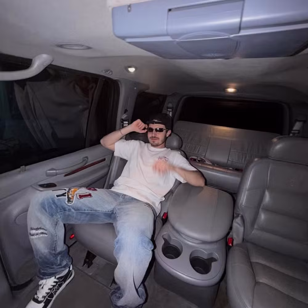 João Augusto Liberato mostra Lincoln Navigator 2000 que pertenceu ao pai • Reprodução/Instagram