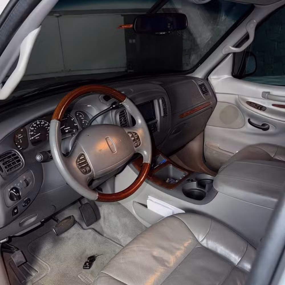 João Augusto Liberato mostra Lincoln Navigator 2000 que pertenceu ao pai • Reprodução/Instagram