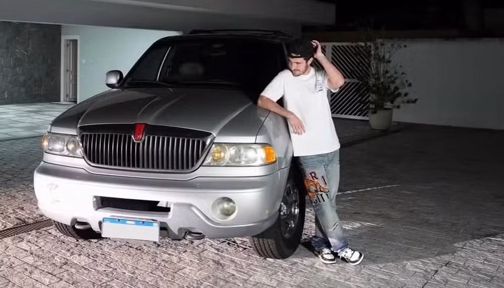João Augusto Liberato mostra Lincoln Navigator 2000 que pertenceu ao pai