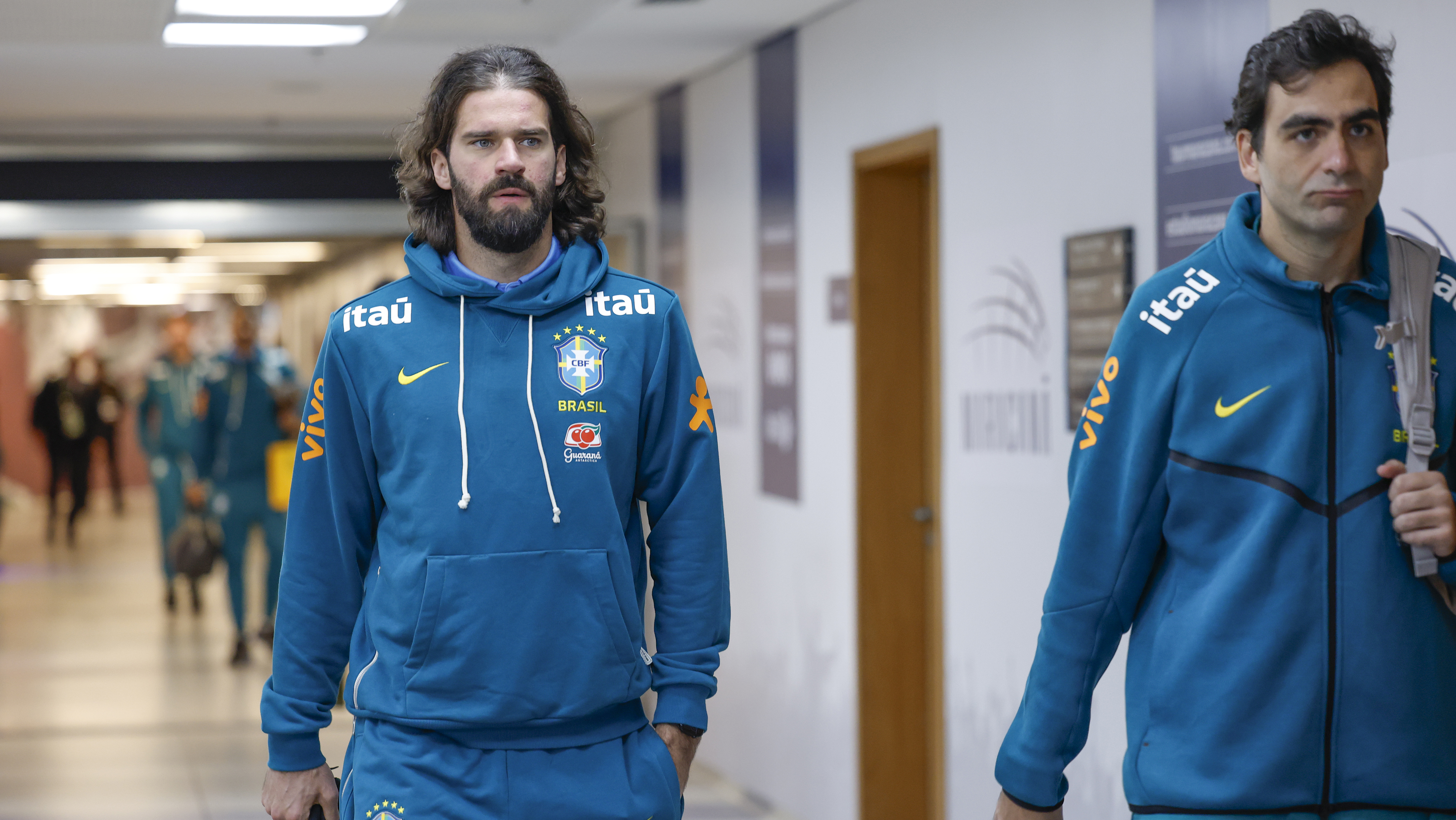 Alisson (à esquerda), goleiro do Liverpool e da Seleção Brasileira
