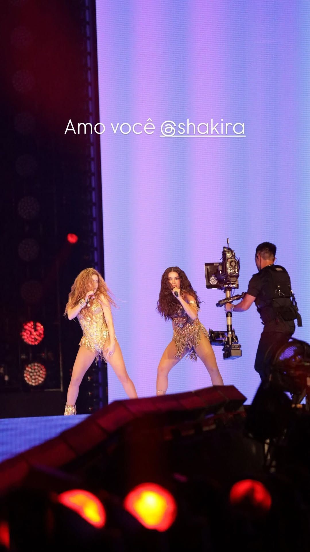 Após show no Rio de Janeiro, Anitta se declara para Shakira •