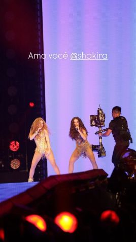 Após show no Rio de Janeiro, Anitta se declara para Shakira •