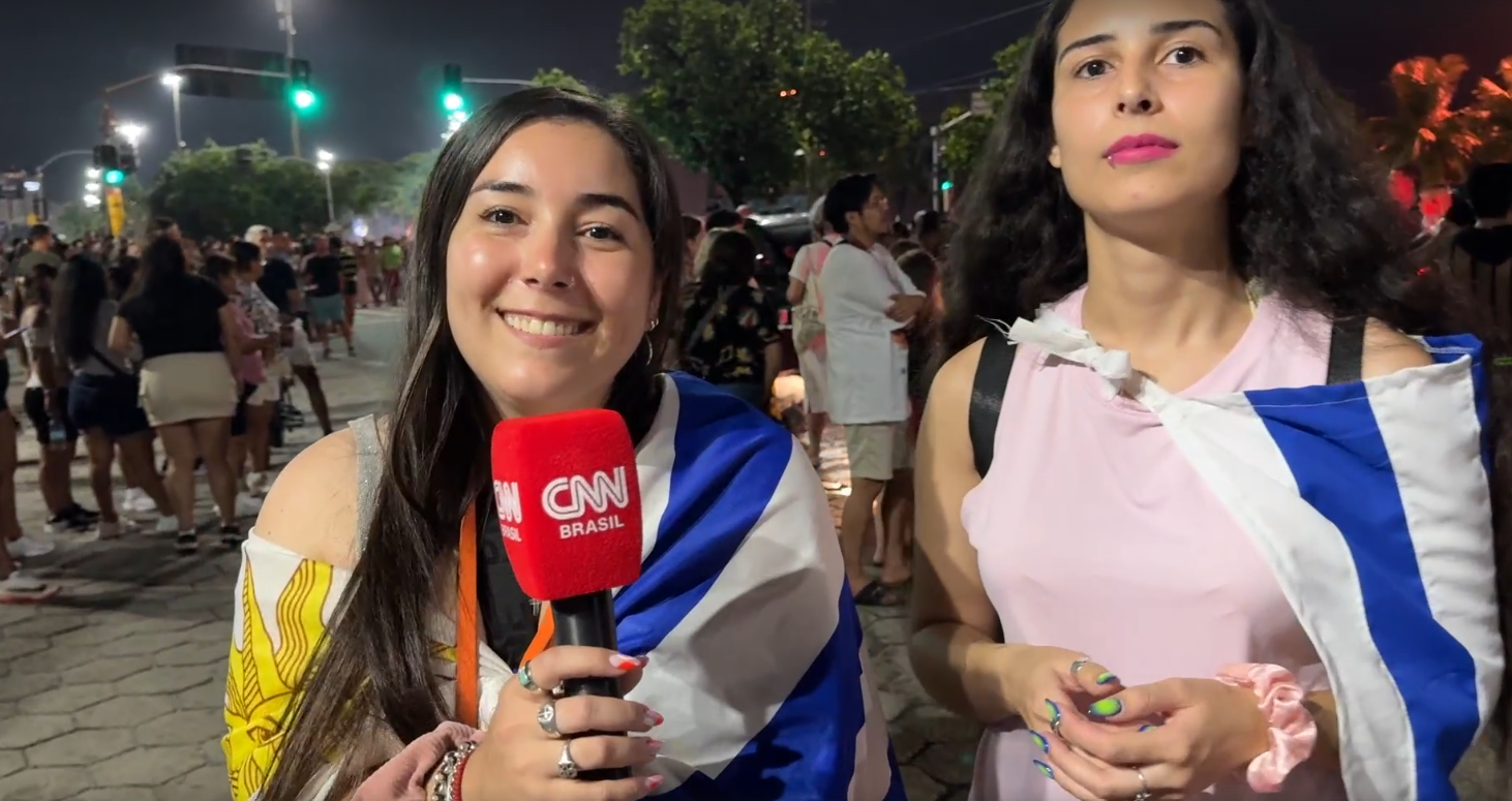 Fãs de Shakira falam sobre expectativa para o megashow em Copacabana • Flávio Ismerim/CNN Brasil