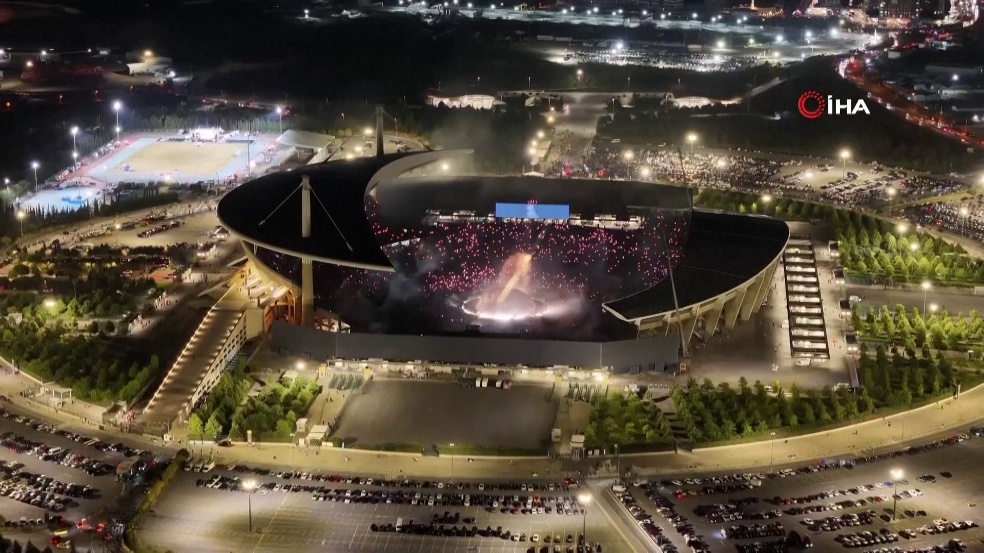 Imagens de drone do estádio e da multidão no show do rapper americano Kanye West em Istambul