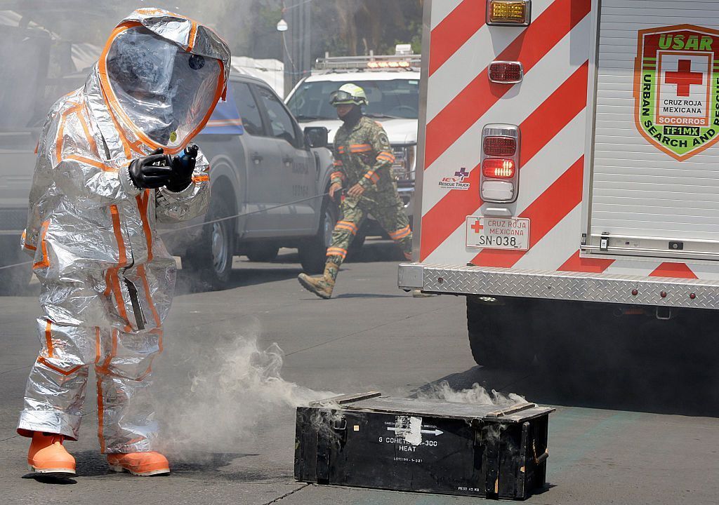Membros do Exército Mexicano, especialistas em substâncias tóxicas, participam do Primeiro Simulado Nacional de Terremoto México 2026, realizado na Cidade do México, México, em 6 de maio de 2026. • Foto de Gerardo Vieyra/NurPhoto via Getty Images