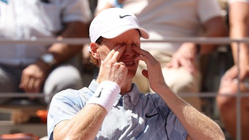 Sinner sente problemas físicos e é eliminado em Roland Garros