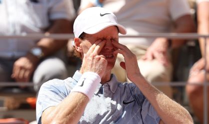 Sinner sente problemas físicos e é eliminado em Roland Garros