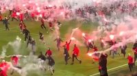 Torcedores do Slavia Praga invadem gramado e jogo do título é suspenso