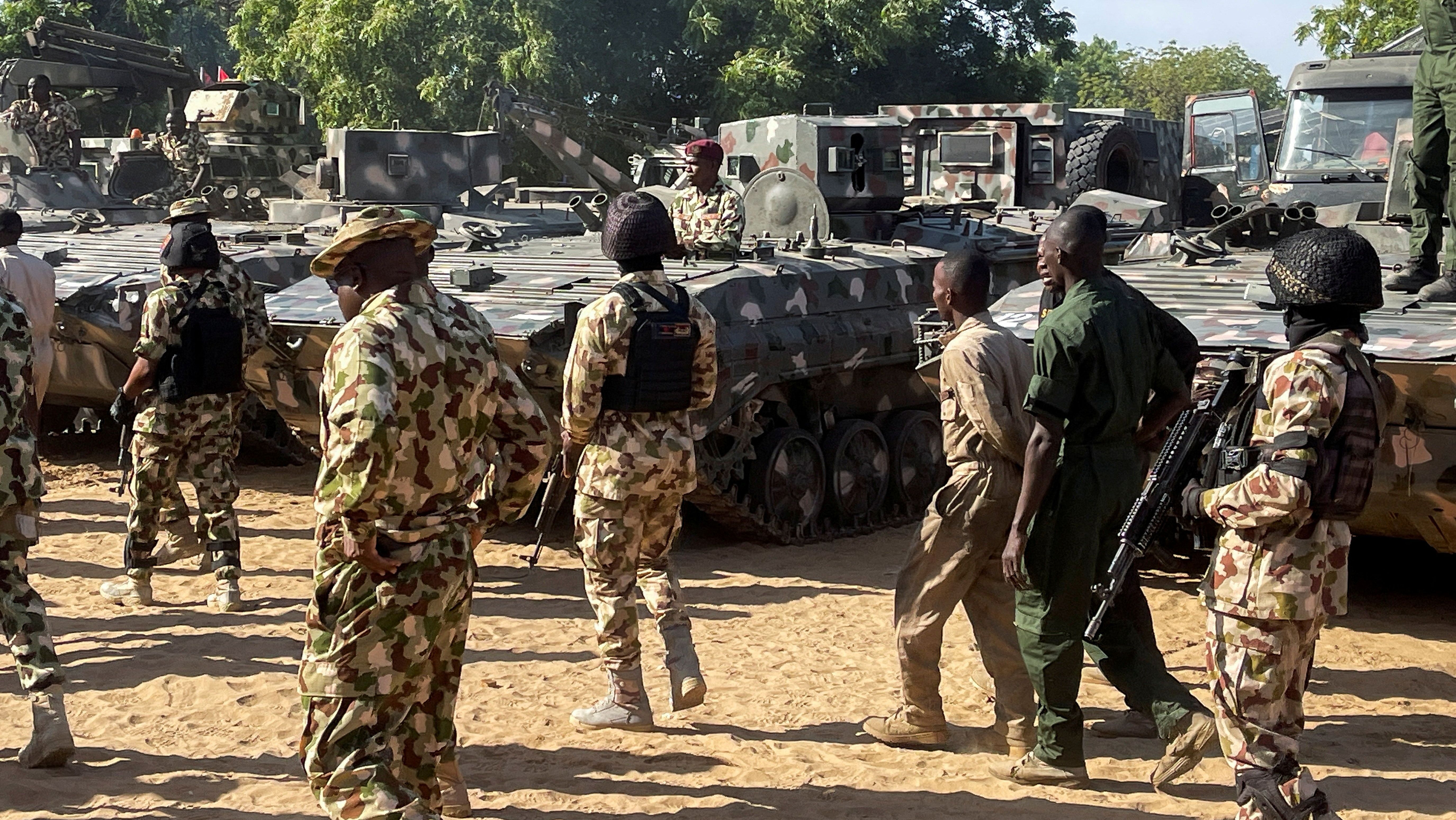 Soldados nigerianos passam por tanques militares em Maiduguri