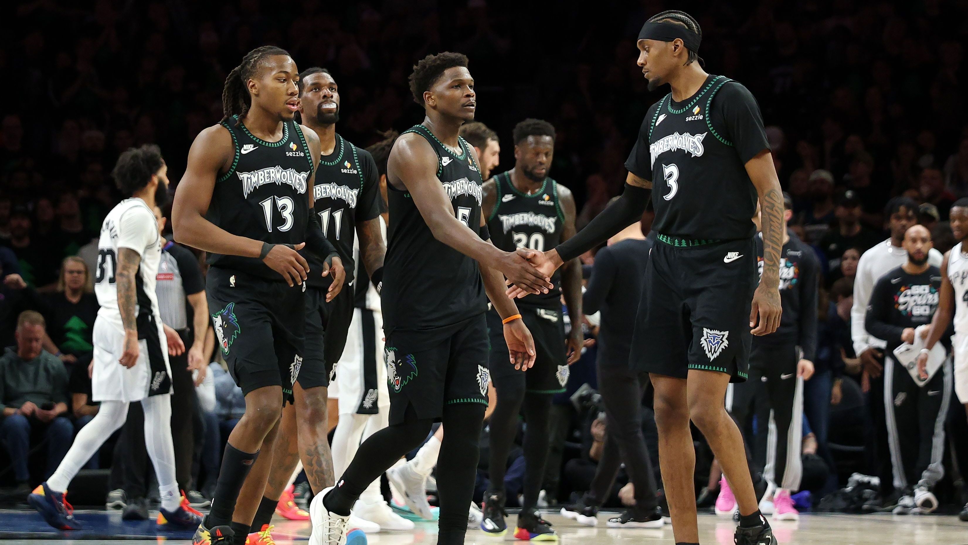 Wolves empataram a série contra os Spurs