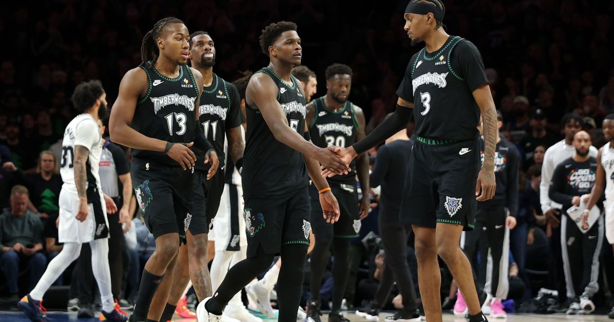 Edwards decide no fim, e Wolves empatam série com os Spurs
