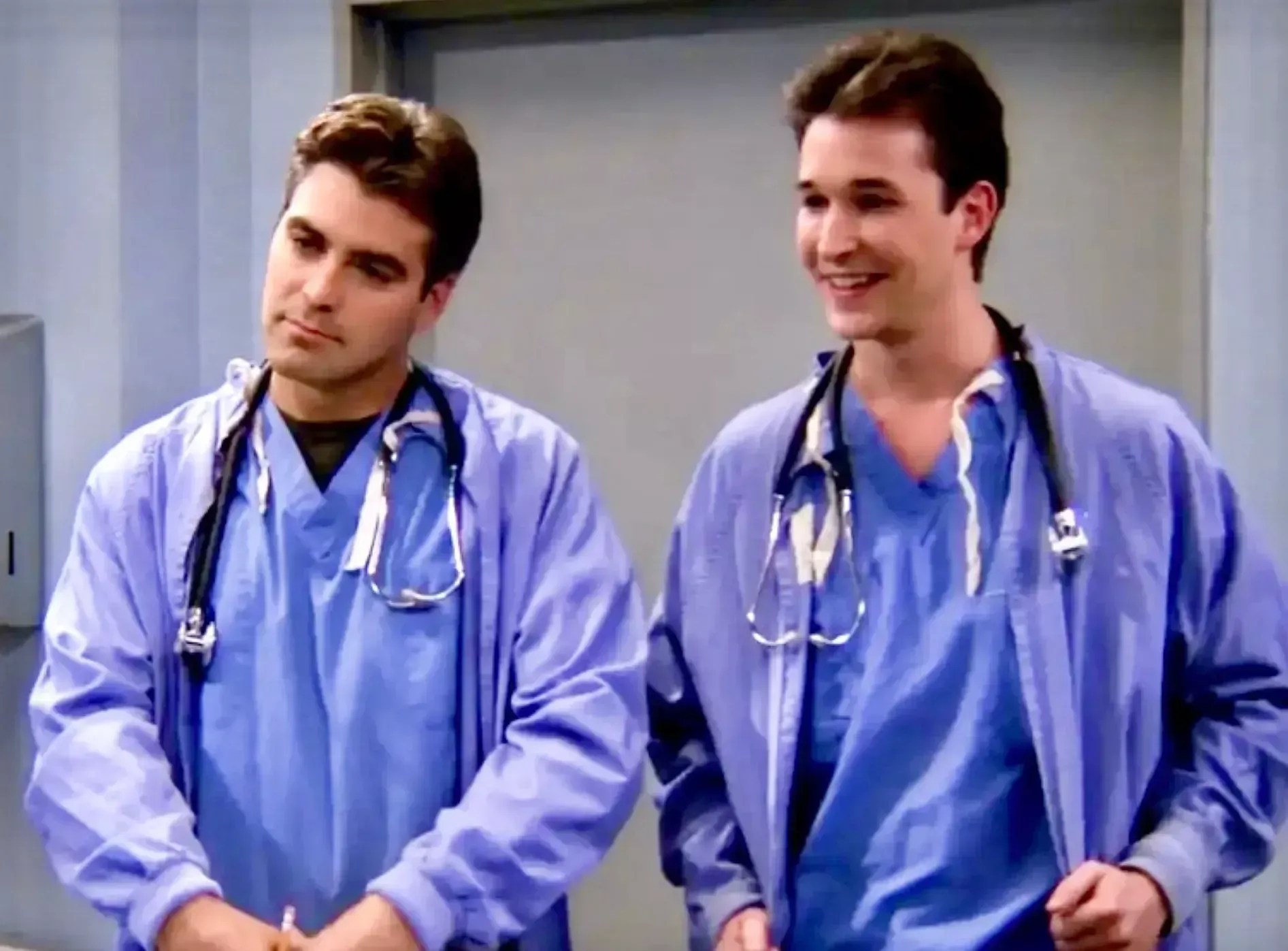 George Clooney (à esquerda) como Dr. Michael Mitchell e Noah Wyle como Dr. Jeffrey Rosen. • Warner Bros. Television