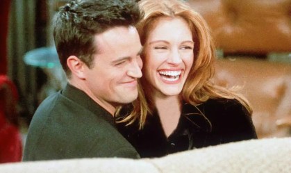 stars-on-friends-julia-roberts-111723-ed2e07d69d3b414ba5ada64e2efc867b