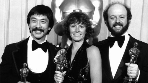 Marcia Lucas com o Oscar de Melhor Montagem por "Star Wars", prêmio que conquistou ao lado de Richard Chew e Paul Hirsch