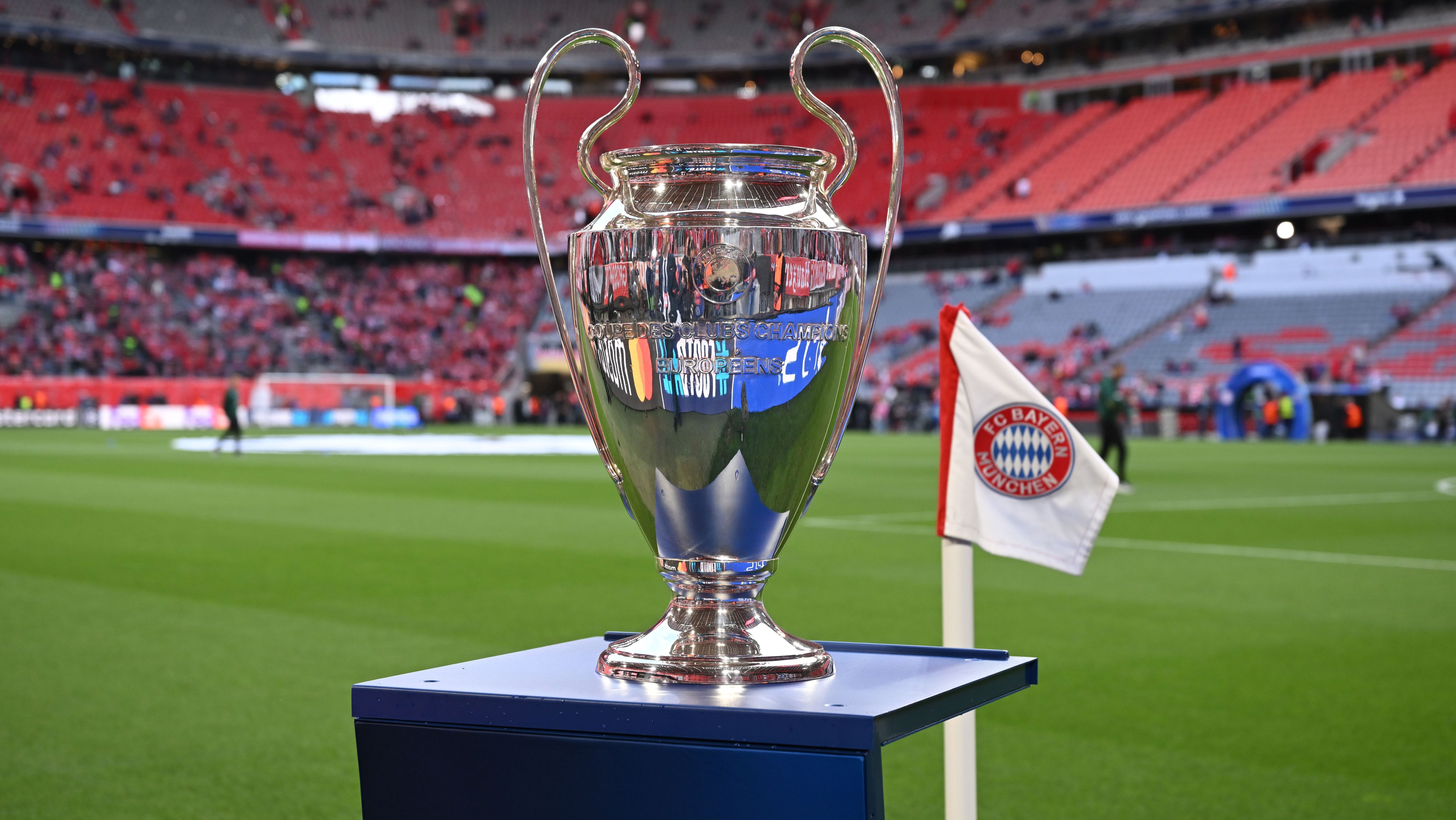 Troféu da Champions League no Allianz Arena, antes do duelo pela semifinal entre Bayern de Munique e PSG