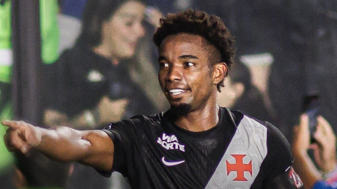 Thiago Mendes comemora gol pelo Vasco contra o Athletico-PR no Brasileirão