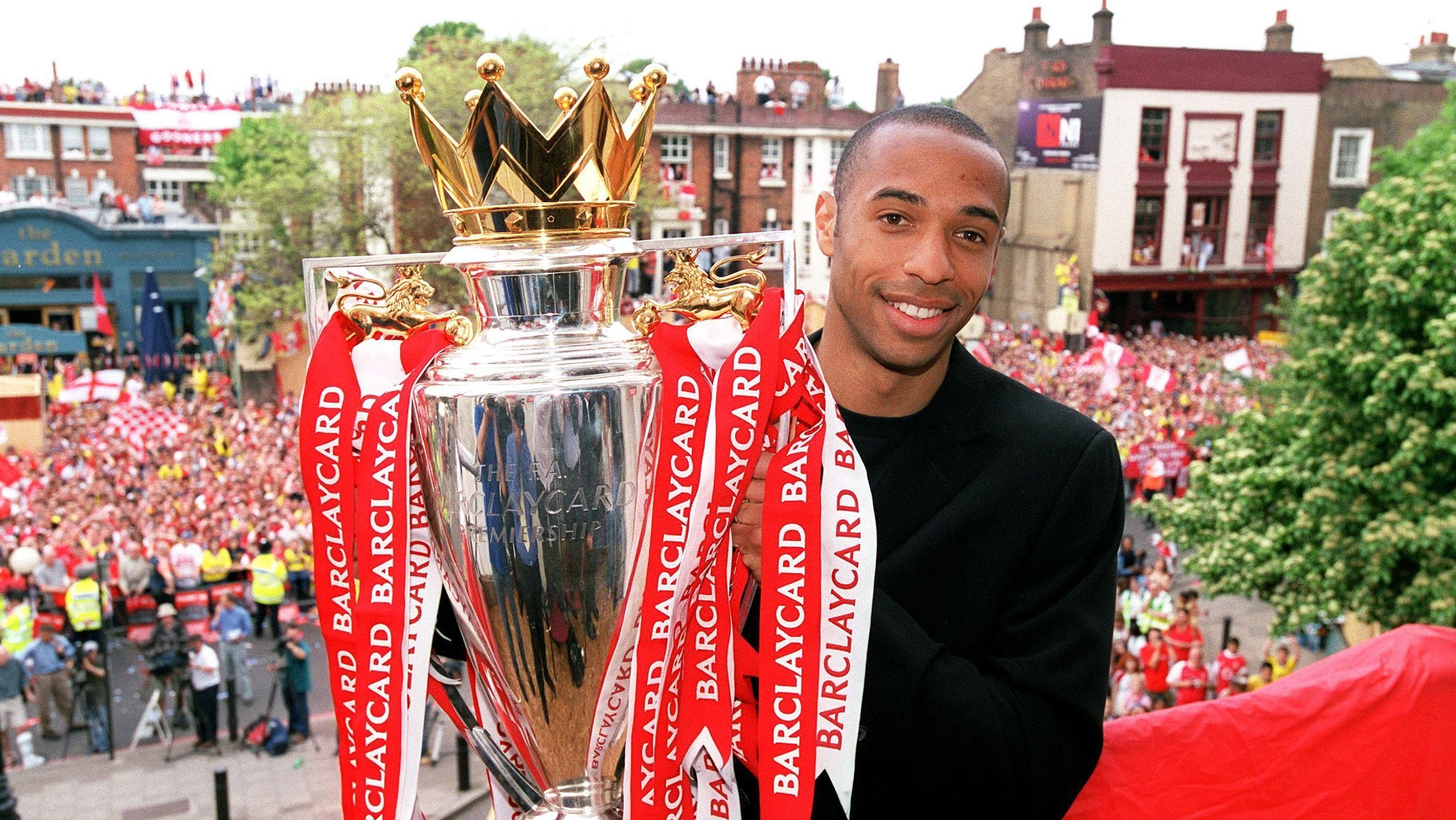 Thierry Henry com a taça da Premier League conquistada na temporada 2003-04