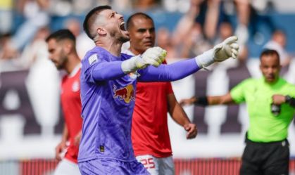 O goleiro Tiago Volpi comemora seu gol na vitória do Red Bull Bragantino sobre o Internacional, pelo Brasileirão