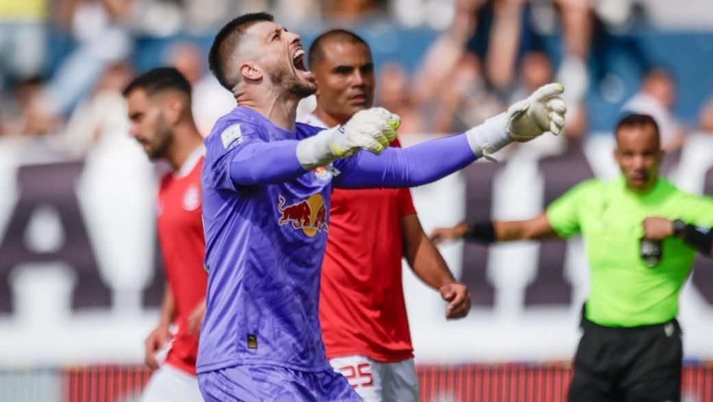 Bragantino vence Internacional com gol de goleiro e agrava crise do Colorado no Brasileirão