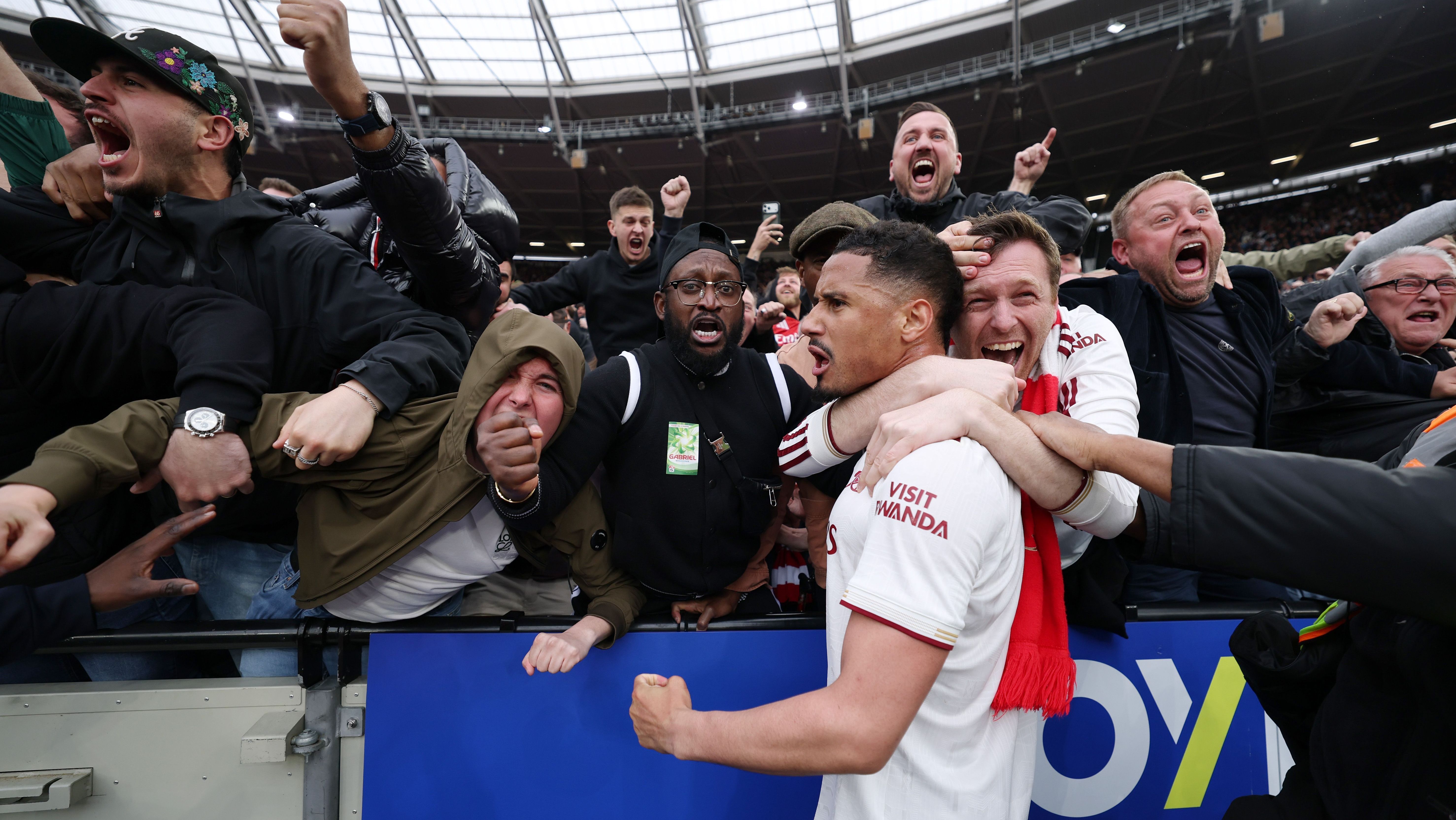 Torcida do Arsenal comemora gol com zagueiro Saliba • Foto: Justin Setterfield/Getty Images