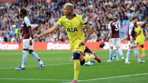 Richarlison comemora gol que tirou o Tottenham da zona de rebaixamento da Premier League