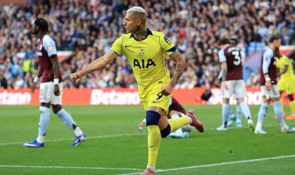 Richarlison comemora gol que tirou o Tottenham da zona de rebaixamento da Premier League