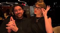 Taylor Swift e Travis Kelce são flagrados na peça de Sadie Sink e web reage