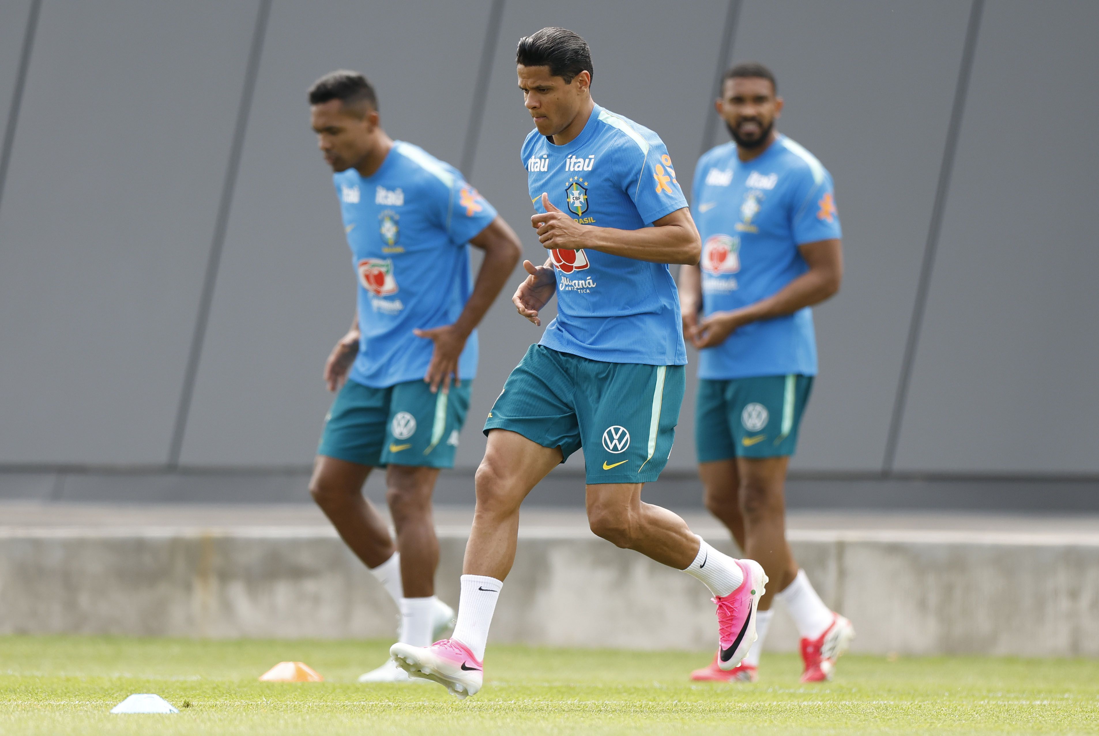 Douglas Santos no treino da Seleção Brasileira