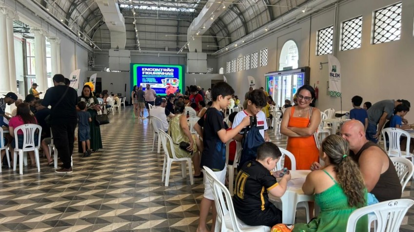Troca de figurinhas em Belém • Tayana Narcisa/CNN