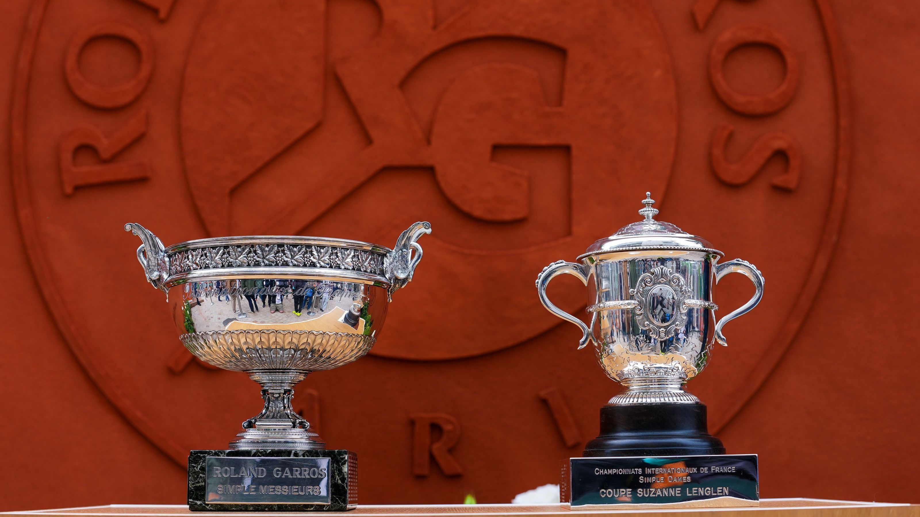 Troféus do masculino e feminino de Roland Garros