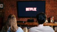Netflix é processada por supostamente espionar crianças e viciar usuários