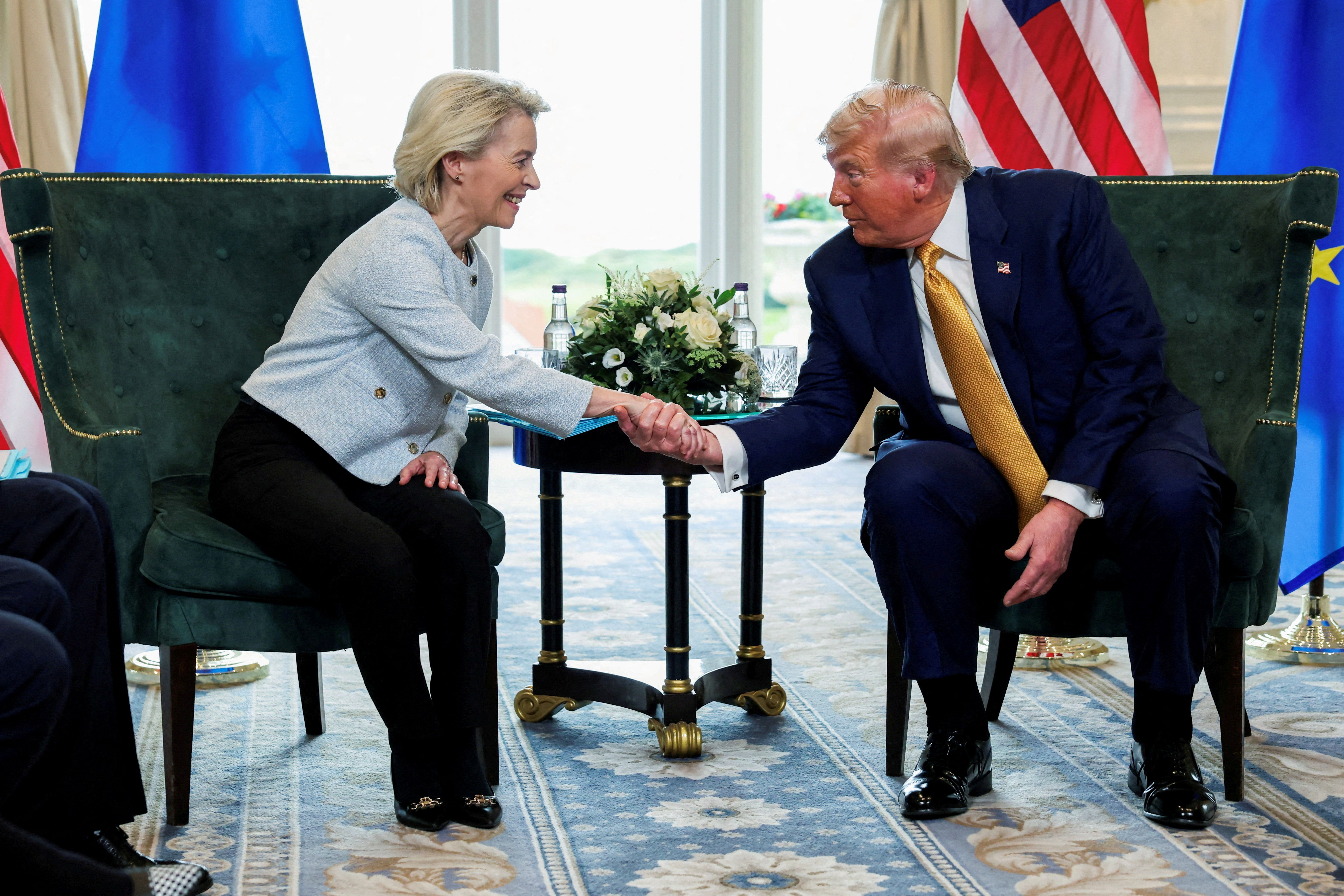 Presidente dos EUA, Donald Trump, com a presidente da Comissão Europeia, Ursula von der Leyen, em Turnberry, Escócia, em 27 de julho de 2025