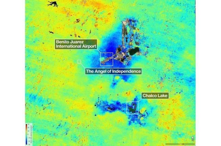 Estrutura próxima ao centro da imagem é o Aeroporto Internacional Benito Juárez • NASA/JPL-Caltech/David Bekaert