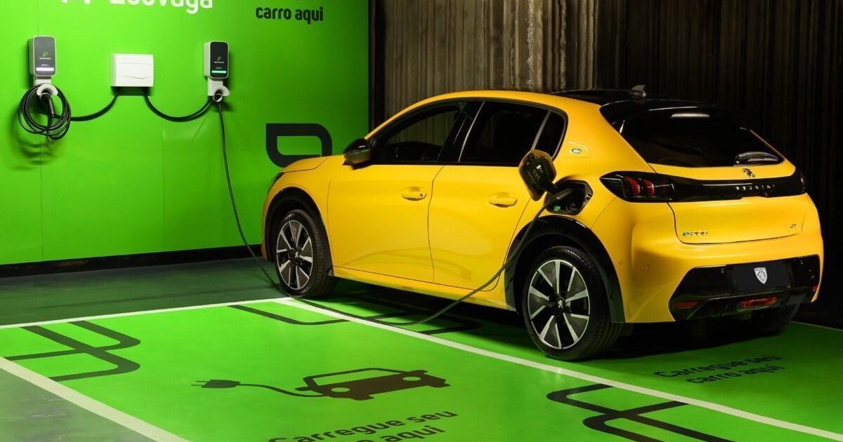 Projeto de lei prevê multa para carro elétrico parado após recarga