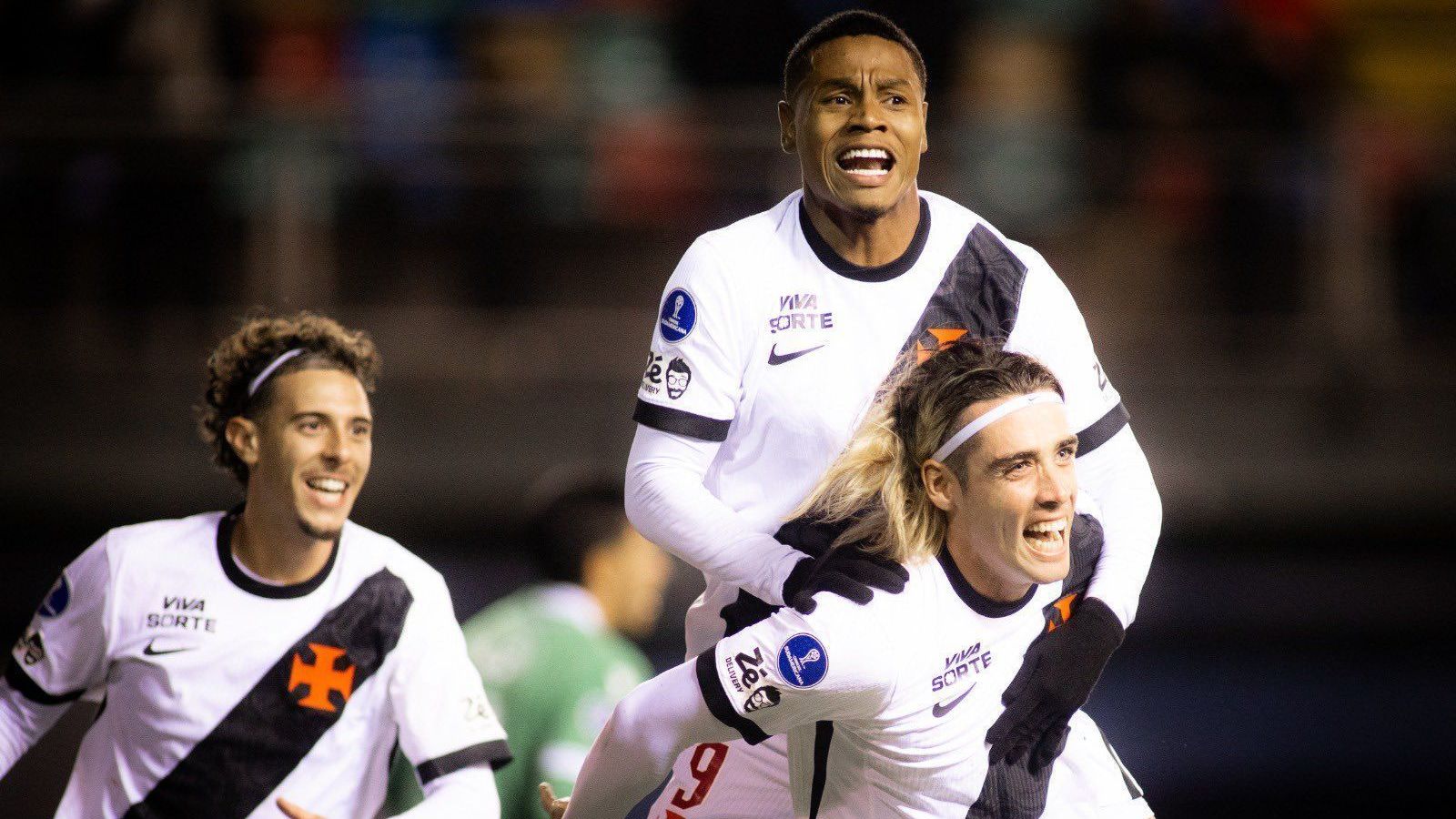 Matheus França e Spinelli, autores dos gols do Vasco contra o Audax Italiano, se abraçam