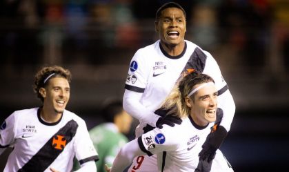Matheus França e Spinelli, autores dos gols do Vasco contra o Audax Italiano, se abraçam