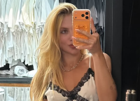 Virginia posa de baby doll no quarto de Vini Jr. após boatos de crise